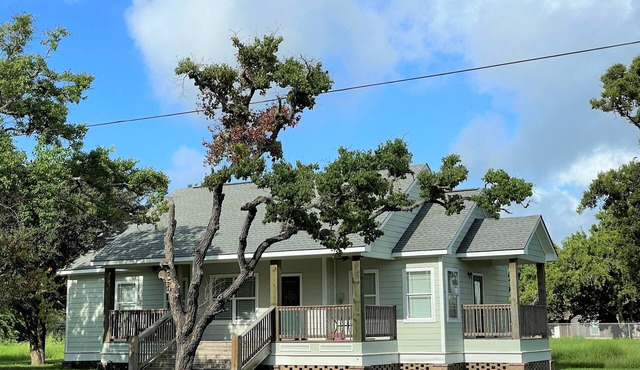 Bay View Cottage - 1 block to lighted fishing piers, parks, boat ramp & more.