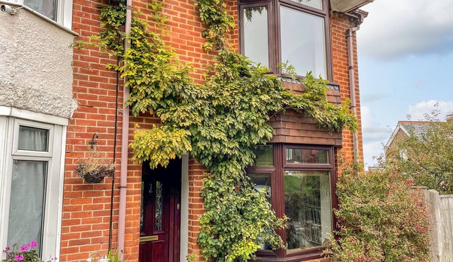 BAY VIEW, country holiday cottage, with a garden in Swanage