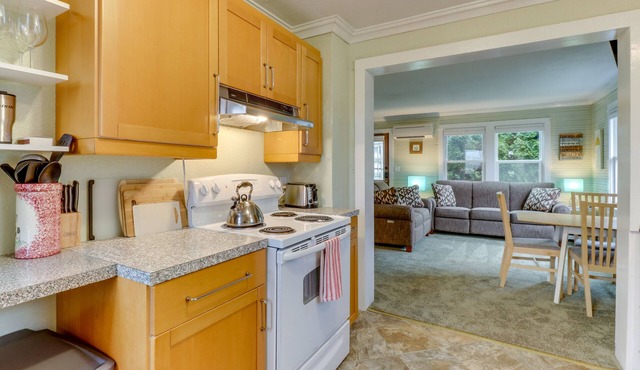 Bay view home, blocks from restaurants, shopping, & waterfront