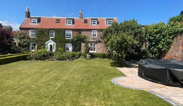 Bay View House, Luxury Coastal Retreat, Sea Views , Hot Tub and Private Parking