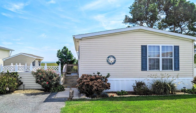 Bay-view manufactured retreat 2 pools, basketball & volleyball courts