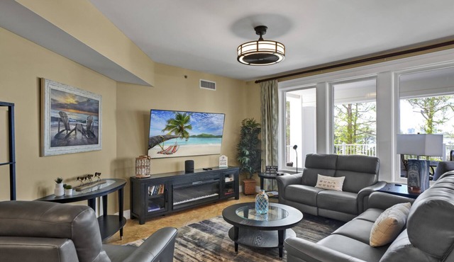 BAY VIEW! MARINA VIEW! RESORT POOL! HUGE 3/3 CONDO IN RESORT! MINUTES TO THE GULF!