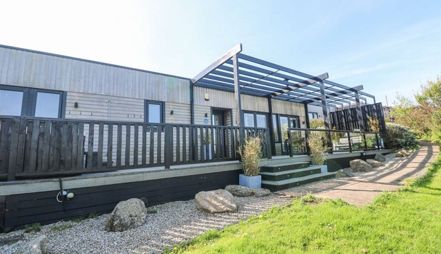 BAY VIEW, pet friendly, with pool in Portreath