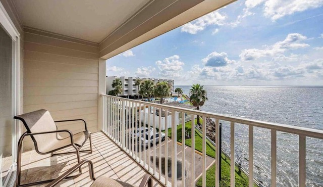 Bay View Pool, Minutes to Airport & Downtown