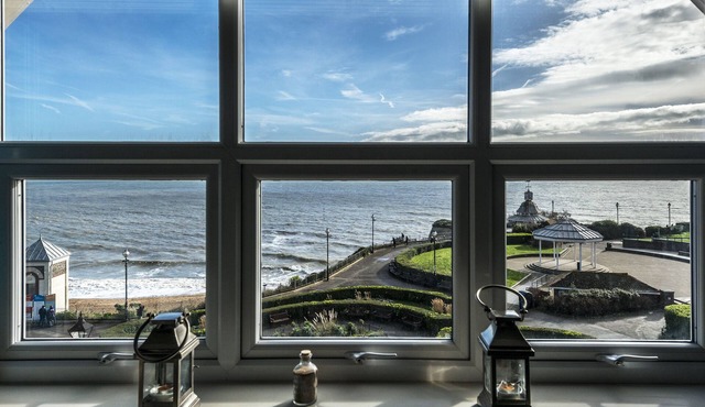 Bay View - Private parking, beach views, central location