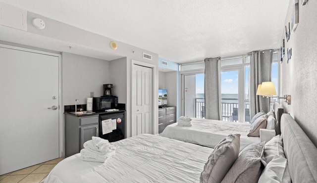 Bay View Resort 604B - Efficiency Unit - Sleeps 4 - Great Water Amenities & Ocean Front