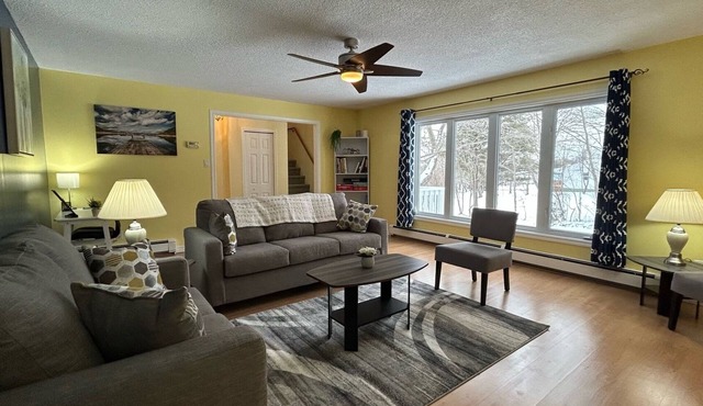 Bay View Retreat, quiet and private getaway, easy access to trails