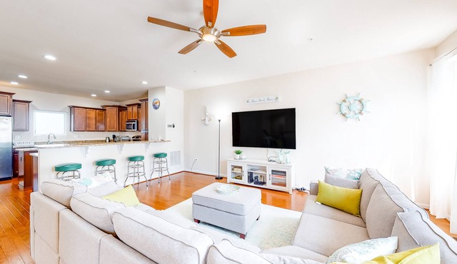 Bay-view townhome with private deck, pool access, central AC, & W/D