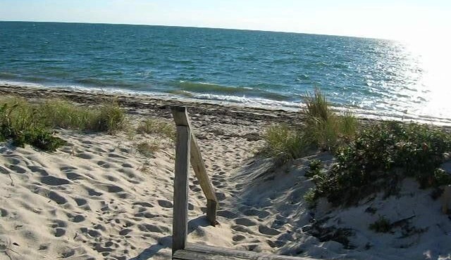 BAY VIEWS, BEACH ACROSS STREET, GREAT DEAL!