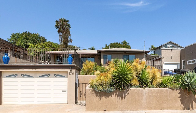 Bay views, easy access to beaches and downtown. Relax in your own hot tub!