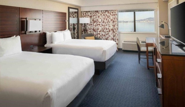 Bay views minutes from the airport !