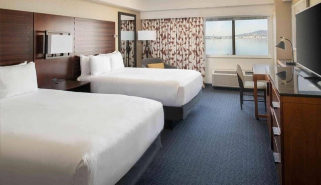 Bay views minutes from the airport