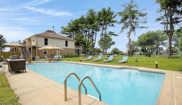 Bay Views, Private Pool & Steps from The Kentmorr Beach Bar and Grill