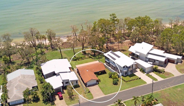 Bay Vista - Burrum Heads- Beachfront- 3 BR-Aircon-Pets Welcome
