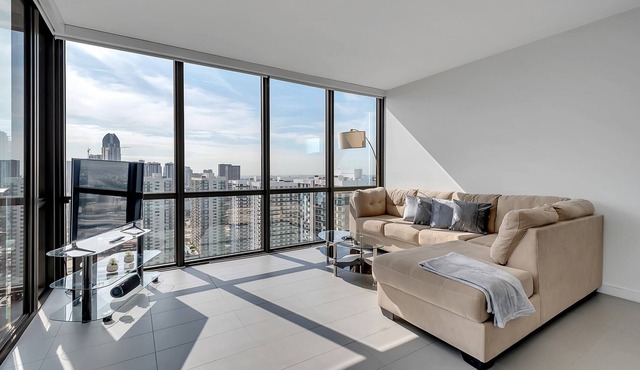 Bay Vistas | Modern 2 BD with Views