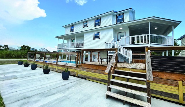 Bay Watch - 5Br 3.5 Ba Waterfront Home with pool pet friendly