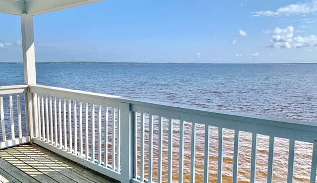 Bay Watch: Charming Waterfront Home with 2 Kayaks!
