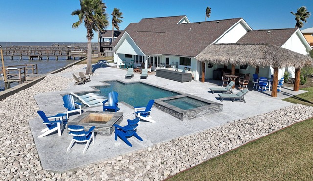 Baydream- Amazing Pool, Hottub, Pier, Palaypa, Fire pit and BBQ Area!