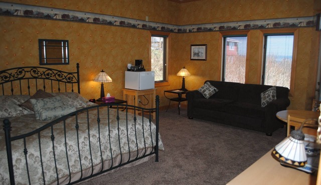 Bayfield Pilot House "Admirals Quarters" Lake Views. Sleeps 4 in same room.