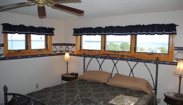 Bayfield Pilot House "Crows Nest", Sleeps 2, Lake Views, 1 block from Ferry.