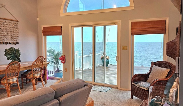 Bayfront 3 Bedrooms House with Huge Deck/Private Beach/Beach House Sleeps 6 Ppl