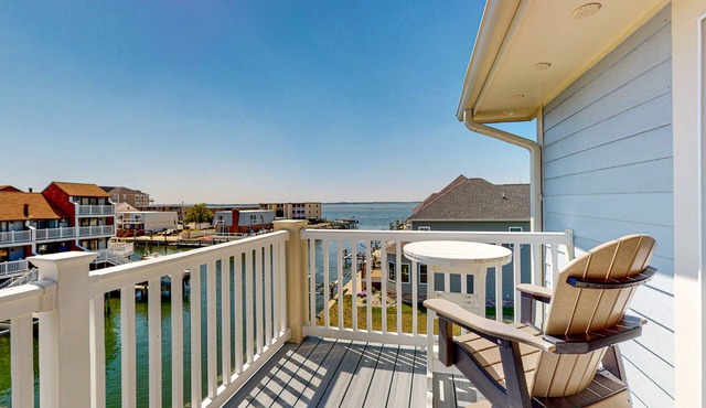 Bayfront, 3rd-floor condo with great deck, sunset view, pool, piers & central AC