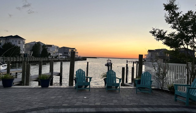 Bayfront 6BR w Heated Pool & Dock Rooftop Easy Walk to Beach