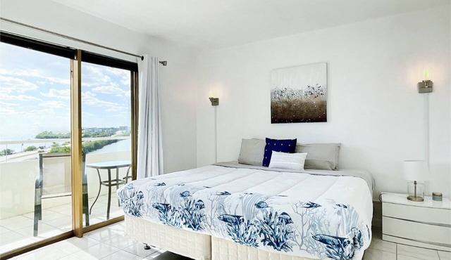 Bayfront apartment with Breathtaking views. 1 bdr w/balcony . Free Parking
