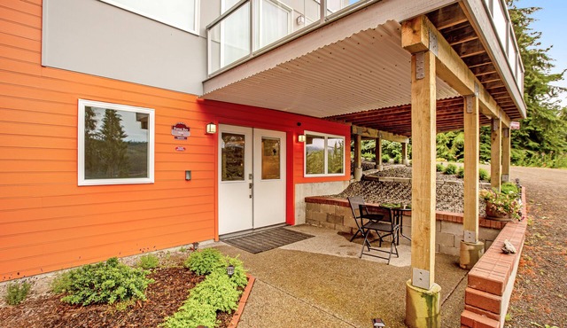 Bayfront apartment with private patio, beach access, water views, AC & W/D