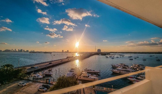 Bayfront Apartment Breathtaking Views- one bedroom w balcony- living room -Free Parking