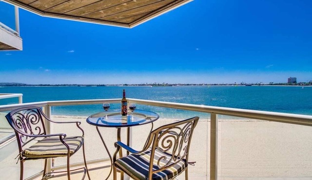Bayfront Balcony, beach access, parking, bikes
