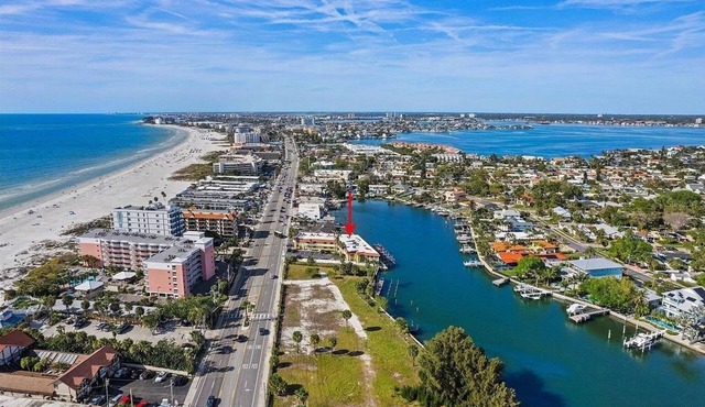 Bayfront Beauty - Spacious 2/2 Condo Across From The Beach