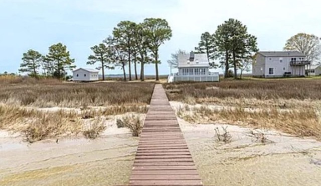 Bayfront Beauty with Beach and Boatslip!