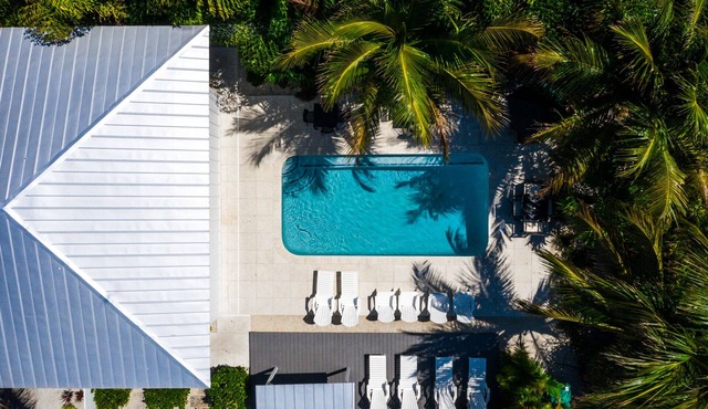 Bayfront Bliss! Pool, BBQ and Dolphin Views!