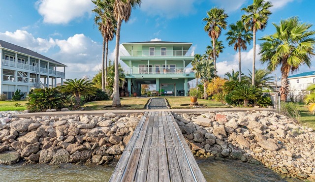 Bayfront Breeze - Waterfront w/Private Lighted Fishing Dock - Available 24/7