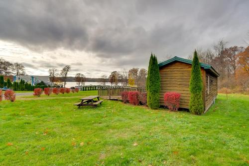 Bayfront Cabin 4 Docks and Access to Lake Ontario!