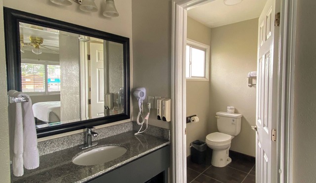 Bayfront Comfort – Cozy Rooms