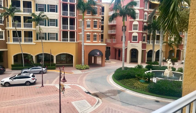 Bayfront Condo near 5th Ave, short walk to the beach!