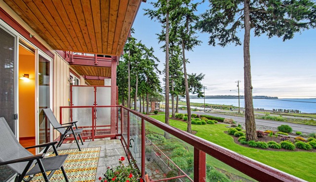 Bayfront condo with spectacular sunset view, WiFi, W/D & beach access - dogs OK