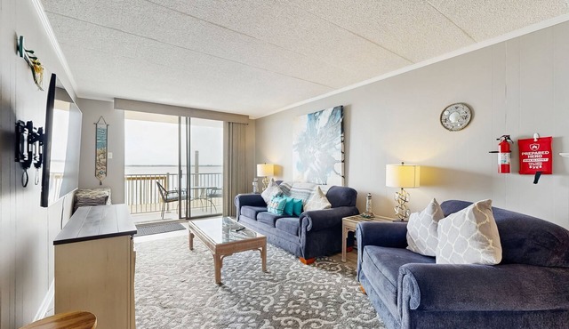 Bayfront condo with bay view, WiFi, washer/dryer & furnished patio