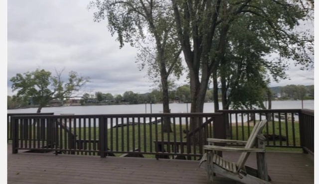 Bayfront Cottage is a 3 bedroom house on Richmond Bay.
