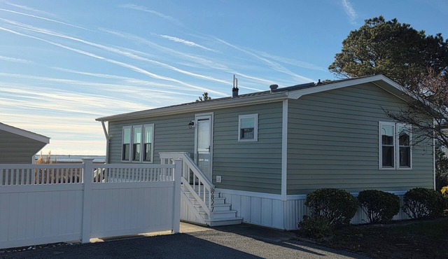 Bayfront cottage offers amazing views of the water and Assateague Island