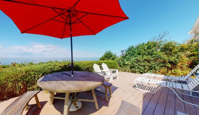 Bayfront cottage w/bluffside deck & outdoor shower - steps to private beach