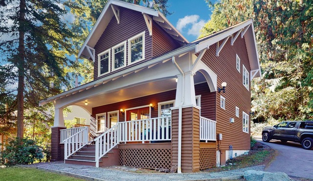 Bayfront Dog-Friendly Cottage with Porch, Gas Grill, WiFi & Beach Access