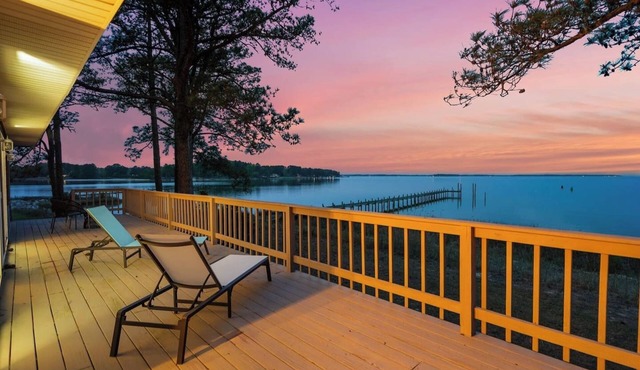 Bayfront Escape, Private Dock, Large Deck, and Views!