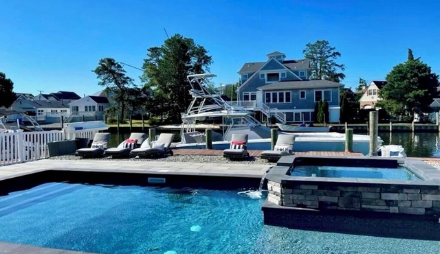 Bayfront Gem: 7BR Beach House Pool & Private 51ft Boat Dock