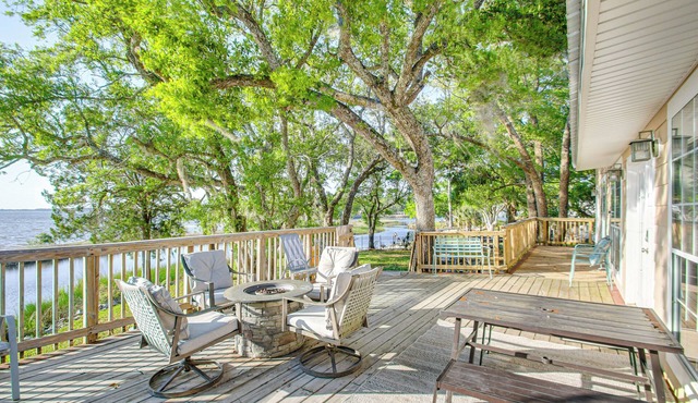 Bayfront Haven: Group Getaway in Milton!