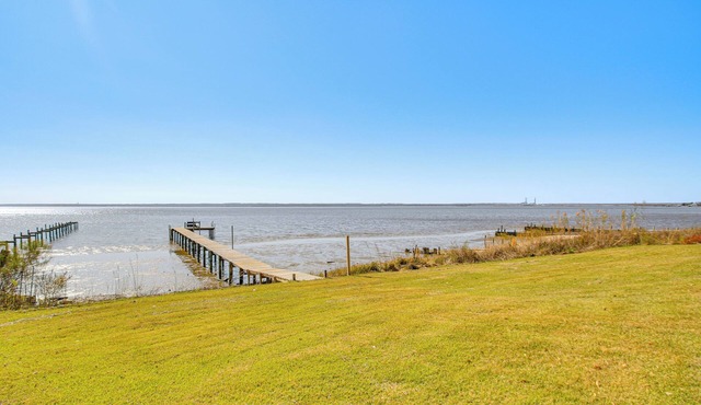 Bayfront Home in Pace w/Dock & Hot Tub, Near Ramp