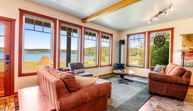 Bayfront home w/private beach, water/mountain views, gas grill, deck, gas stove