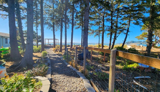 Bayfront Home! Walk to Everything! Hot Tub! Dog Friendly!